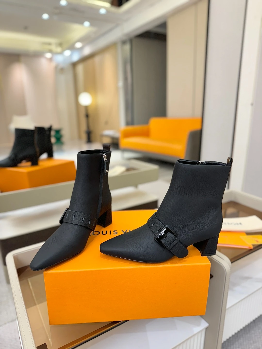 LOUIS VUITTON Женские ботильоны с острым мысом