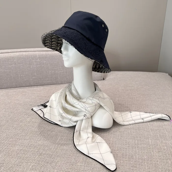 CHANEL Женский платок шёлк