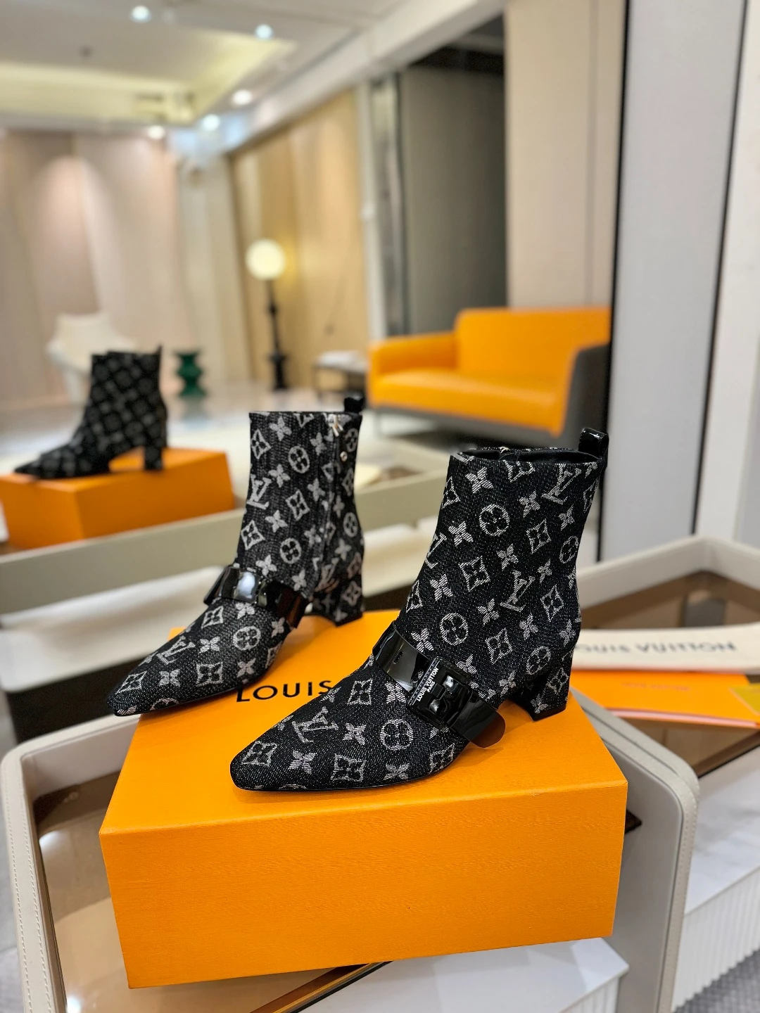 LOUIS VUITTON Женские ботильоны с острым мысом