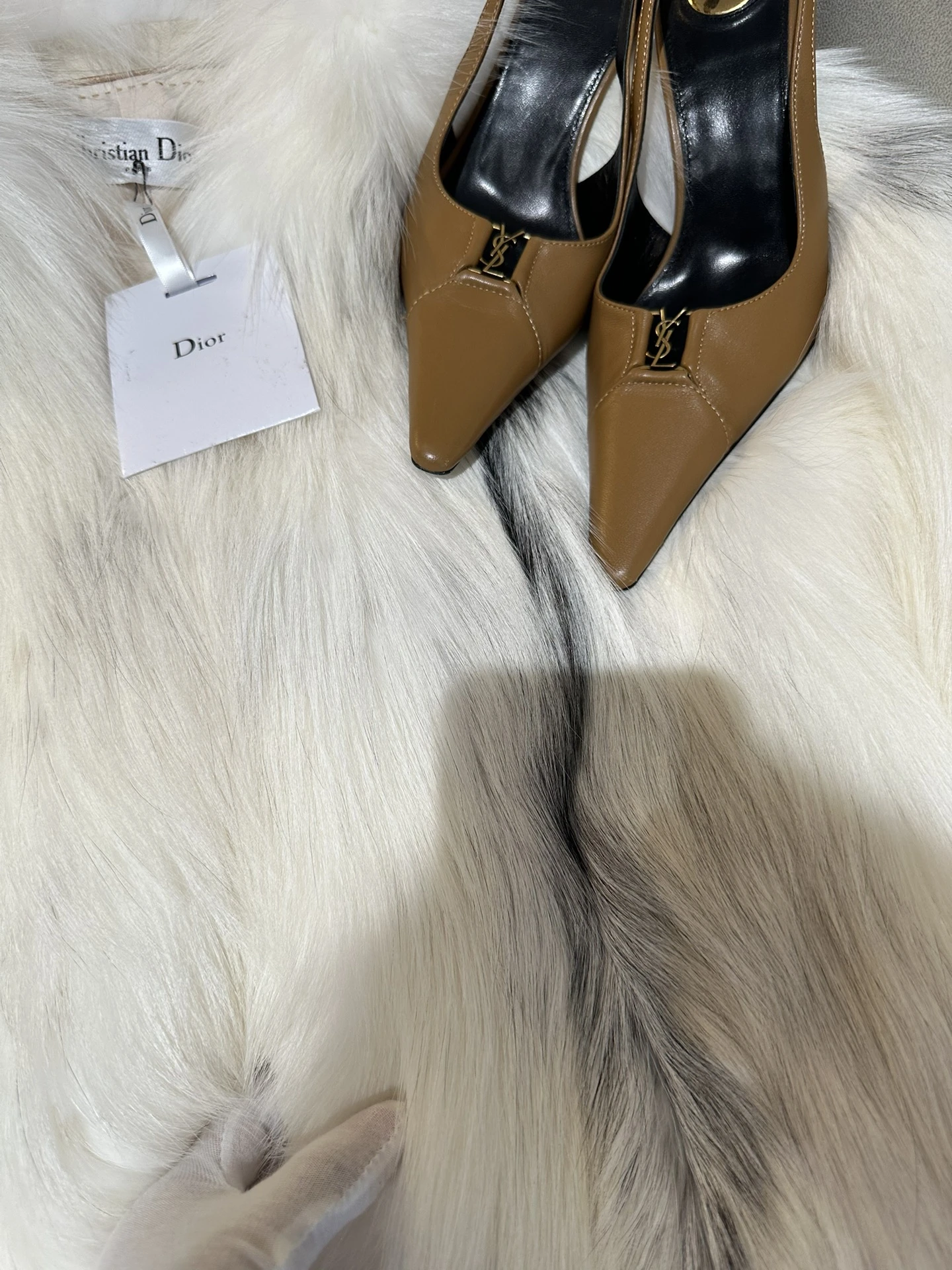 CHRISTIAN DIOR Женская шуба из меха лисы в белом оттенке CHRISTIAN DIOR Женская шуба из меха лисы в белом оттенке