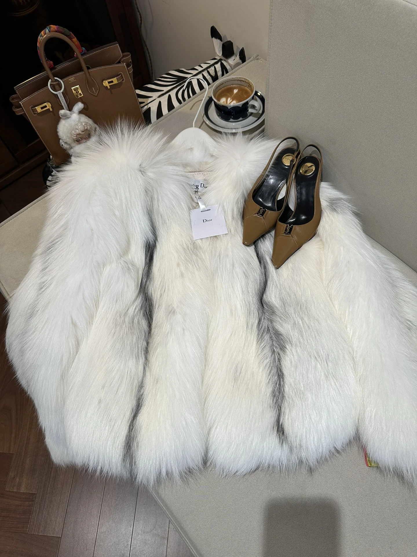 CHRISTIAN DIOR Женская шуба из меха лисы в белом оттенке CHRISTIAN DIOR Женская шуба из меха лисы в белом оттенке