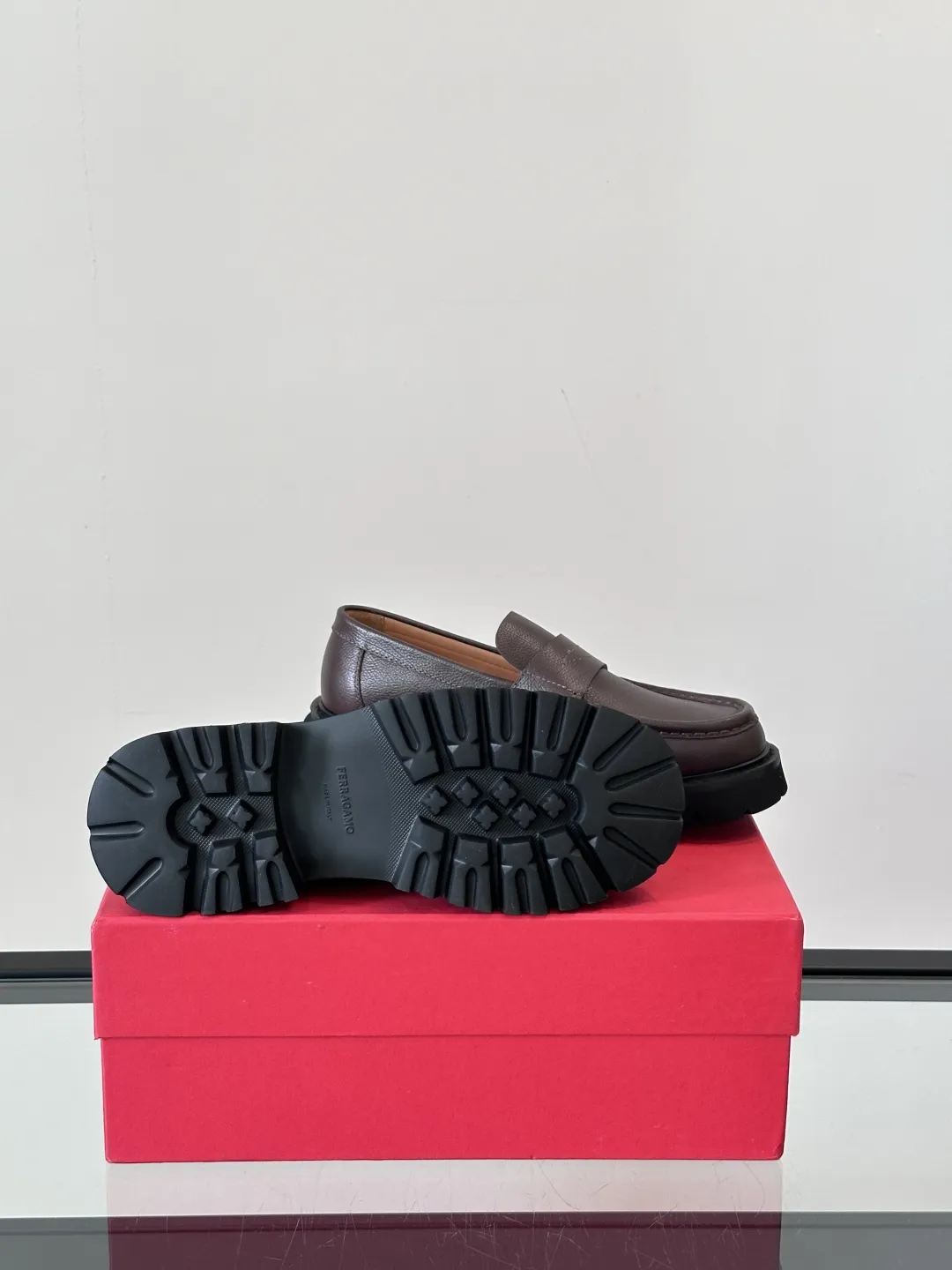 SALVATORE FERRAGAMO Мужские лоферы коровья кожа глубокий черный