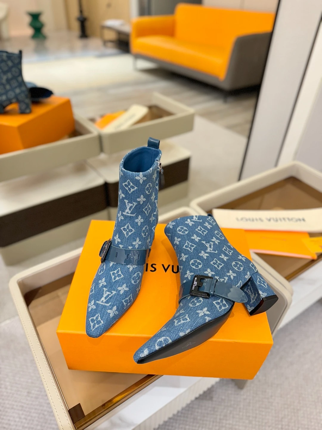 LOUIS VUITTON Женские ботильоны с острым мысом