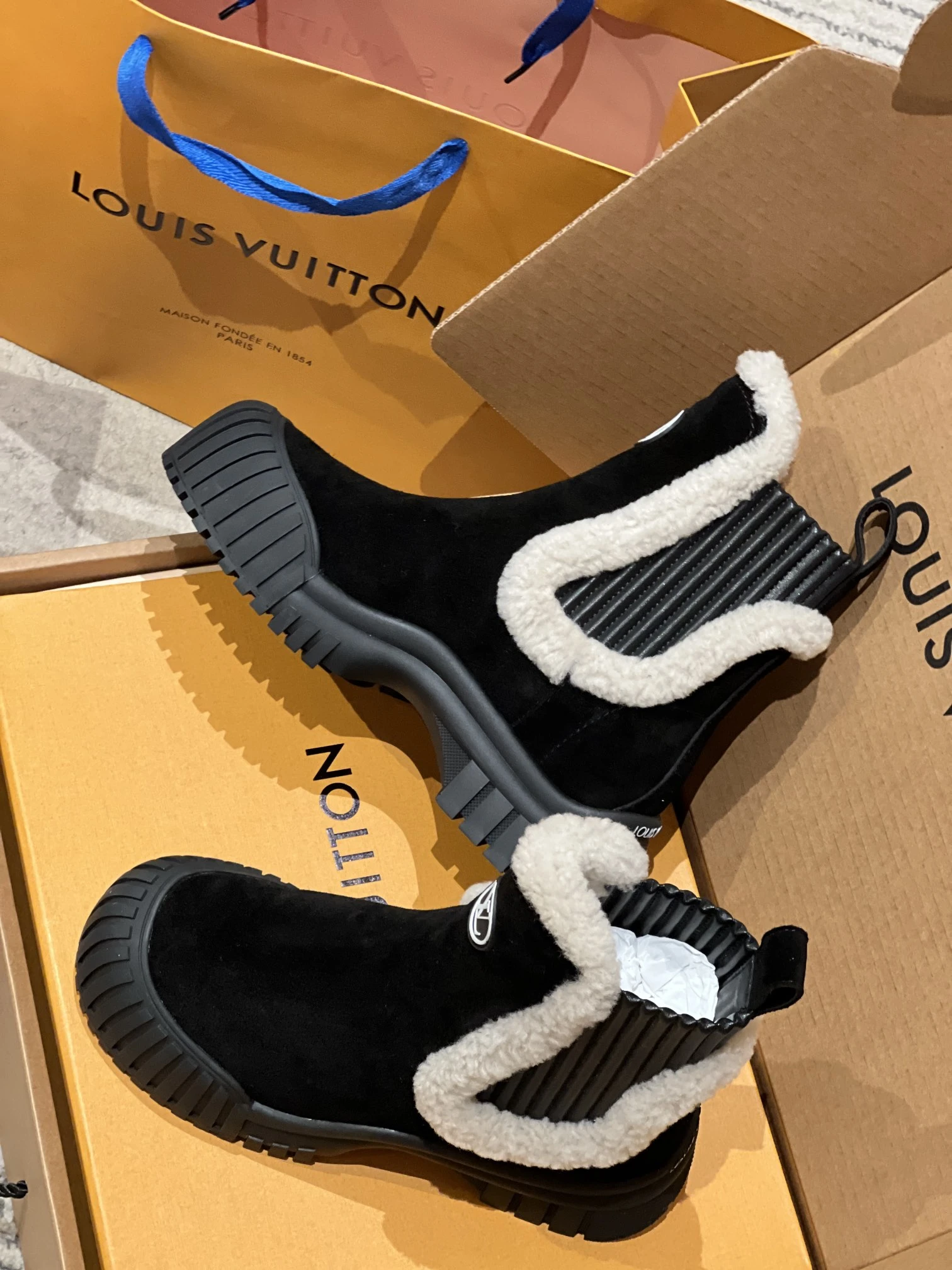 LOUIS VUITTON Женские чёрные ботинки с мехом