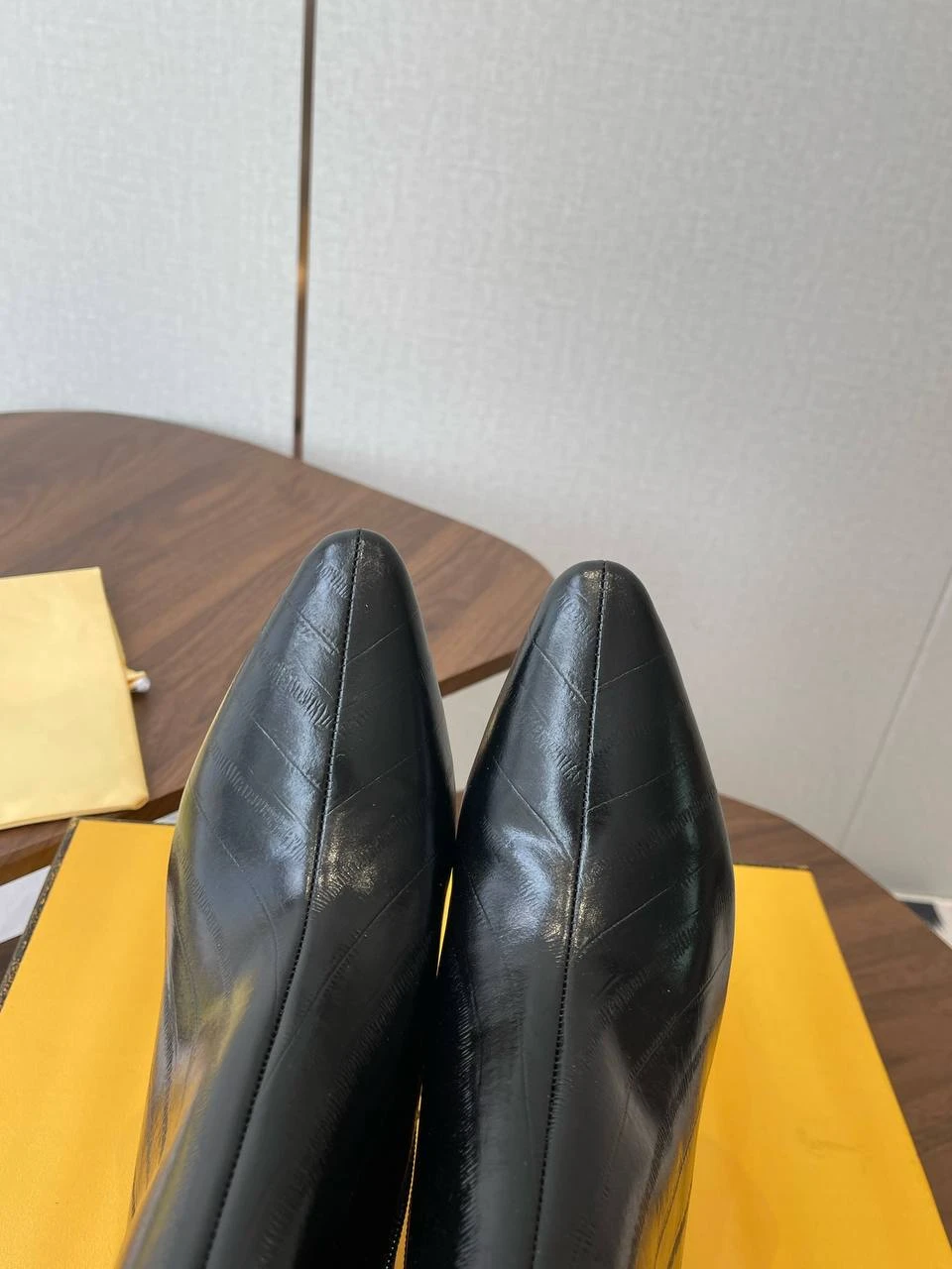 FENDI Женские ботильоны из коровьей кожи 