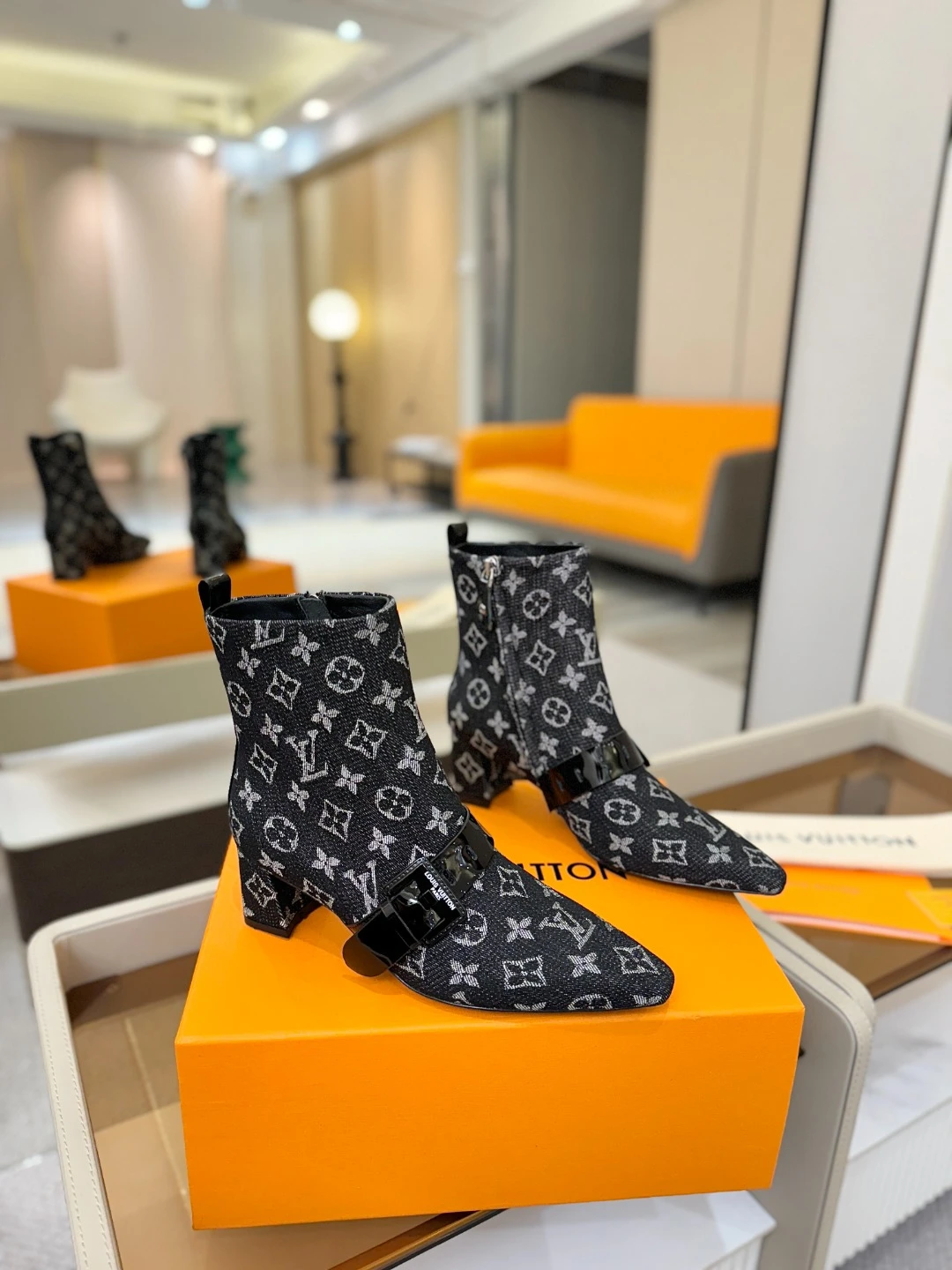 LOUIS VUITTON Женские ботильоны с острым мысом