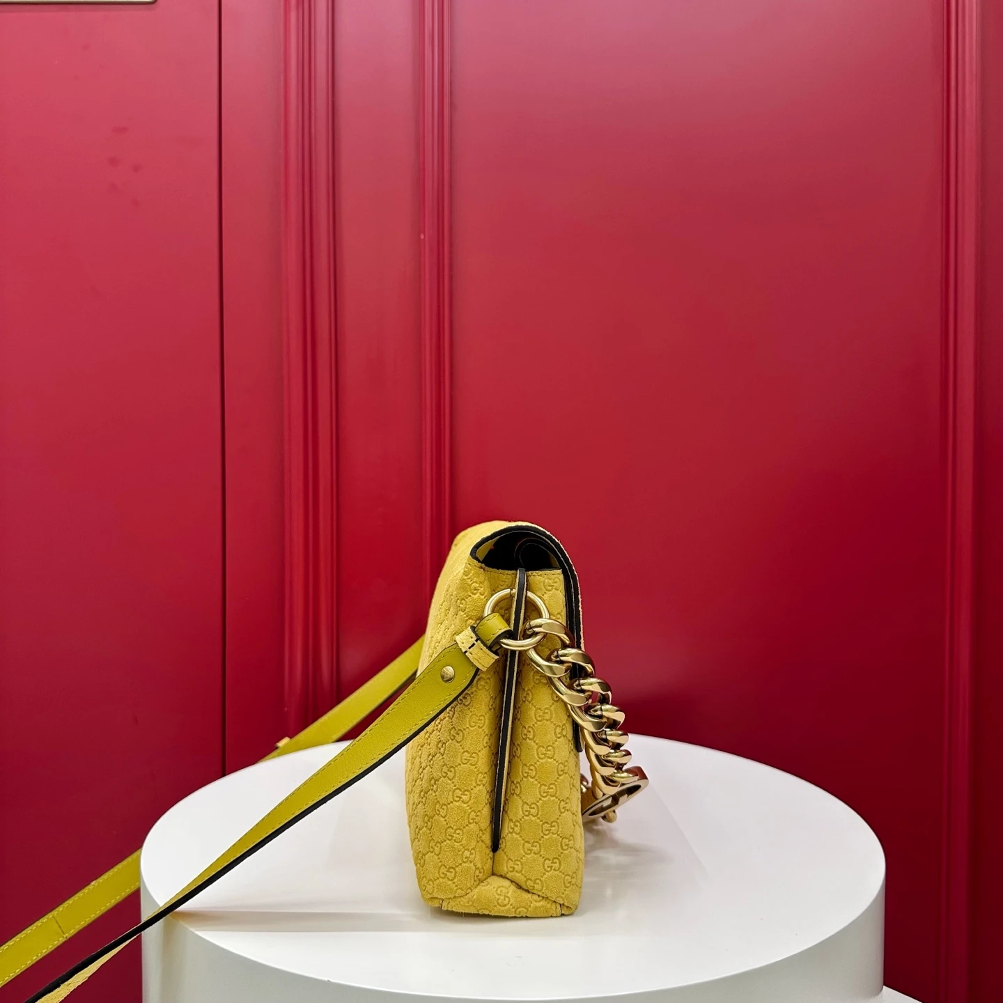 GUCCI Женская сумка Medium shoulder bag with chain