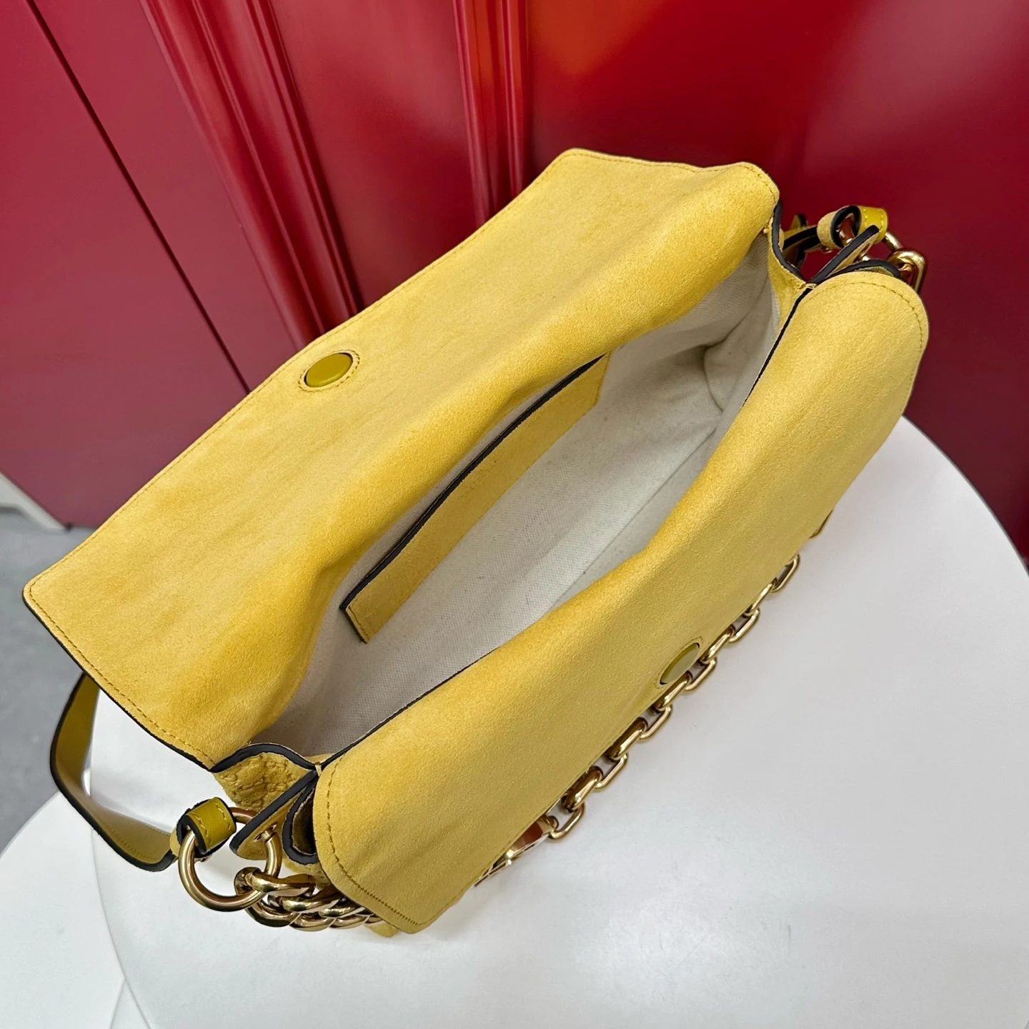 GUCCI Женская сумка Medium shoulder bag with chain