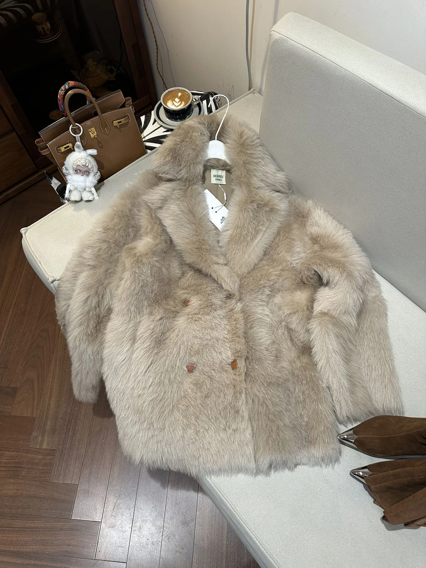 HERMES Женская шуба из овчины бежевая HERMES Женская шуба из овчины бежевая