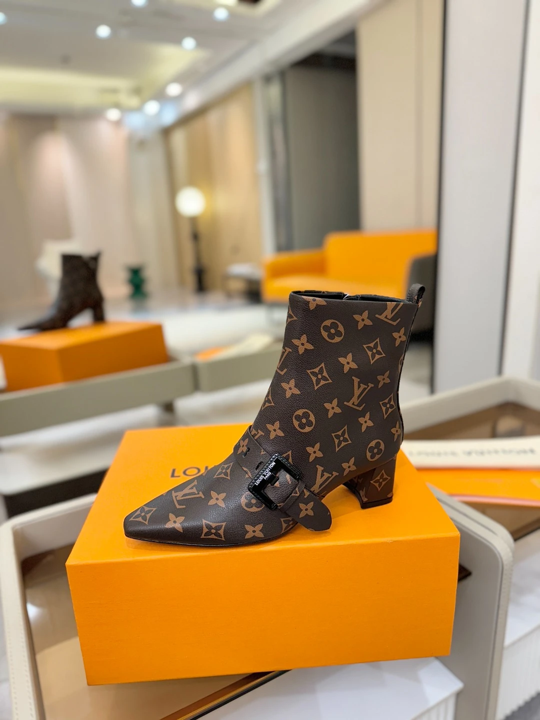 LOUIS VUITTON Женские ботильоны с острым мысом