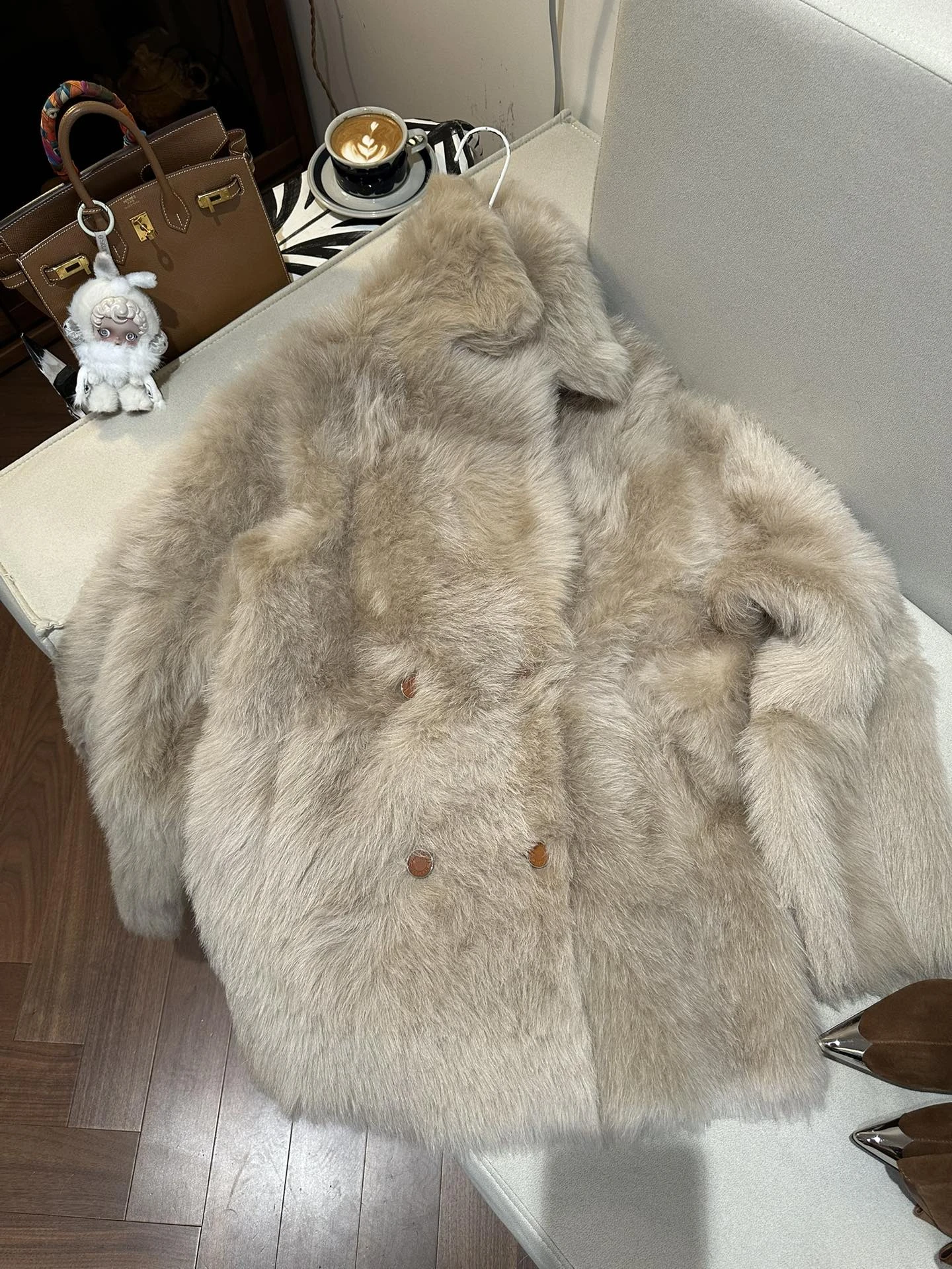 HERMES Женская шуба из овчины бежевая HERMES Женская шуба из овчины бежевая