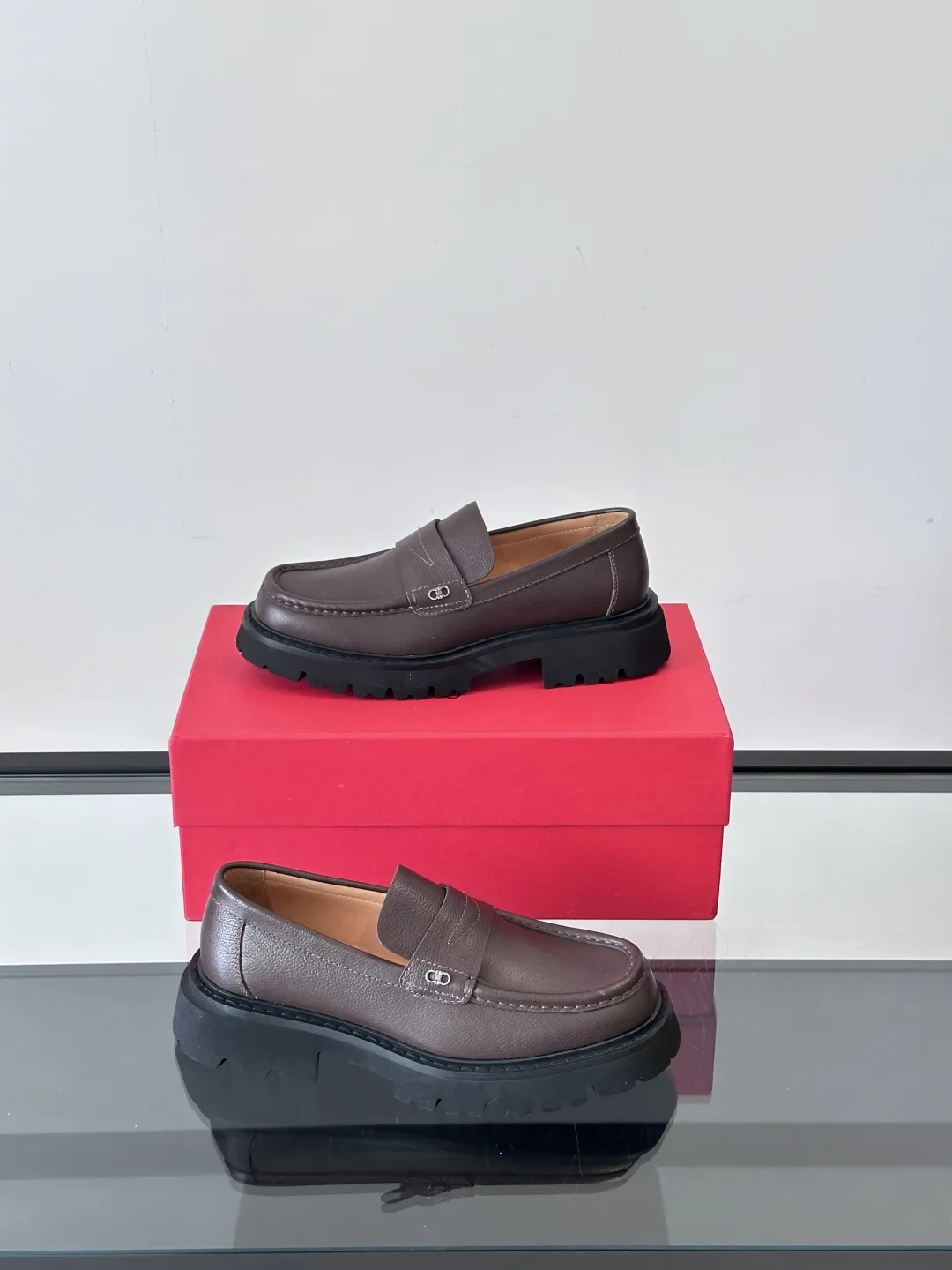 SALVATORE FERRAGAMO Мужские лоферы коровья кожа глубокий черный