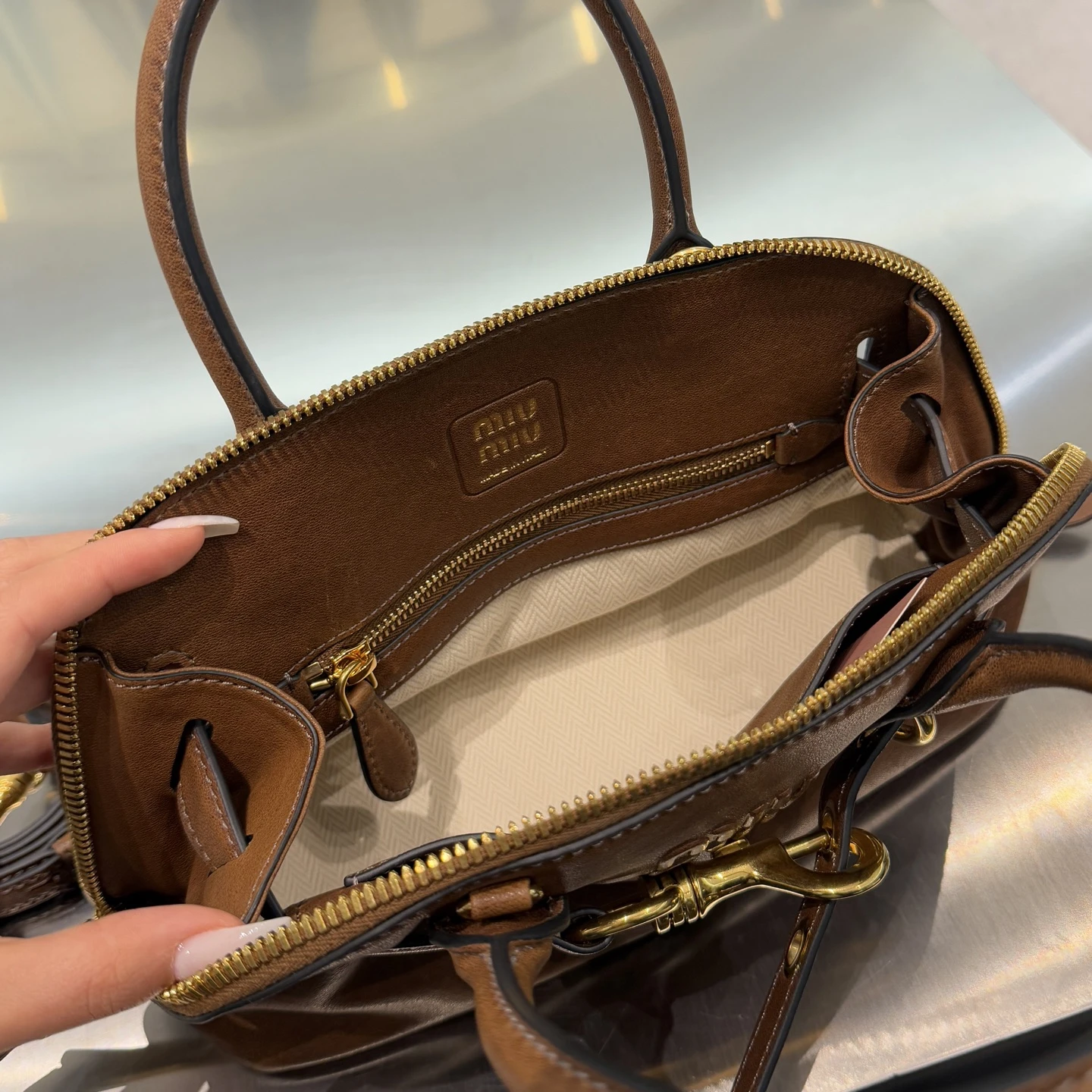 MIU MIU Женская сумка Aventure Nappa MIU MIU Женская сумка Aventure Nappa