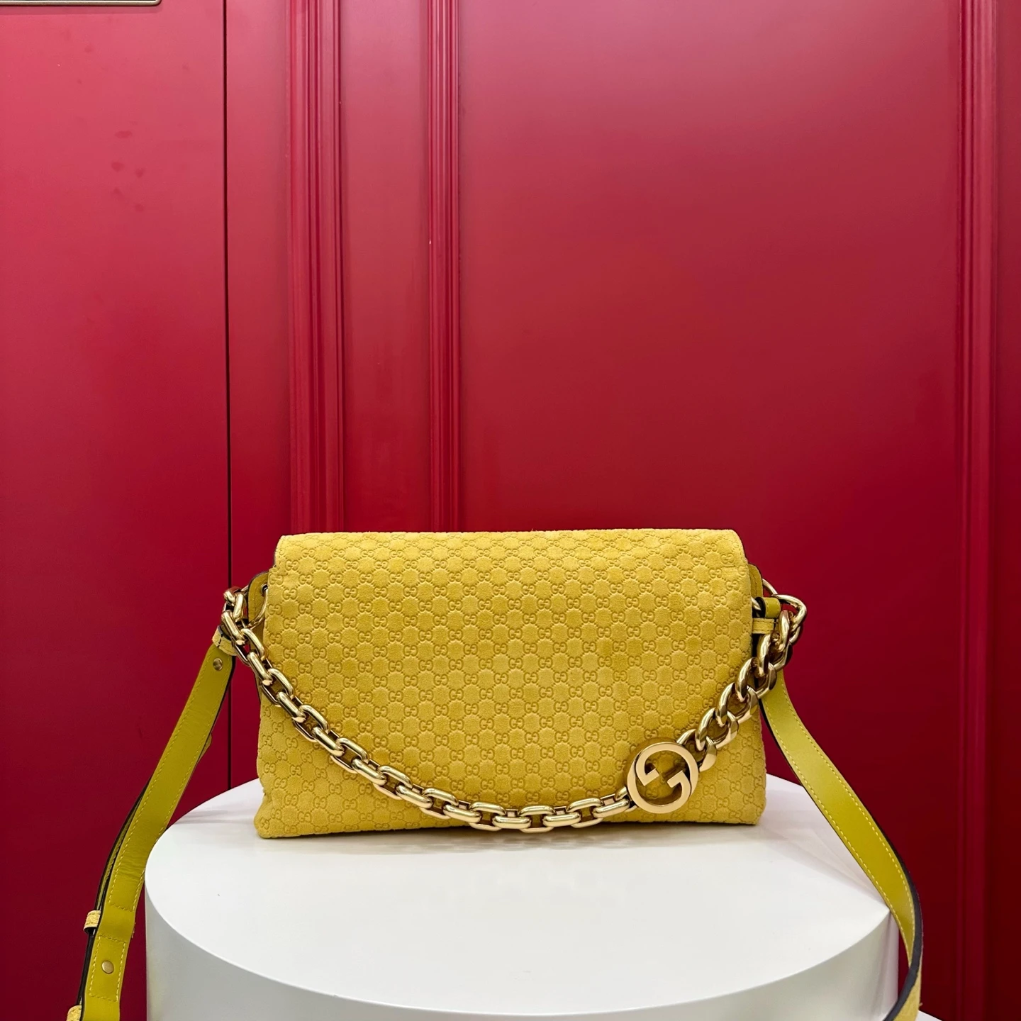 GUCCI Женская сумка Medium shoulder bag with chain