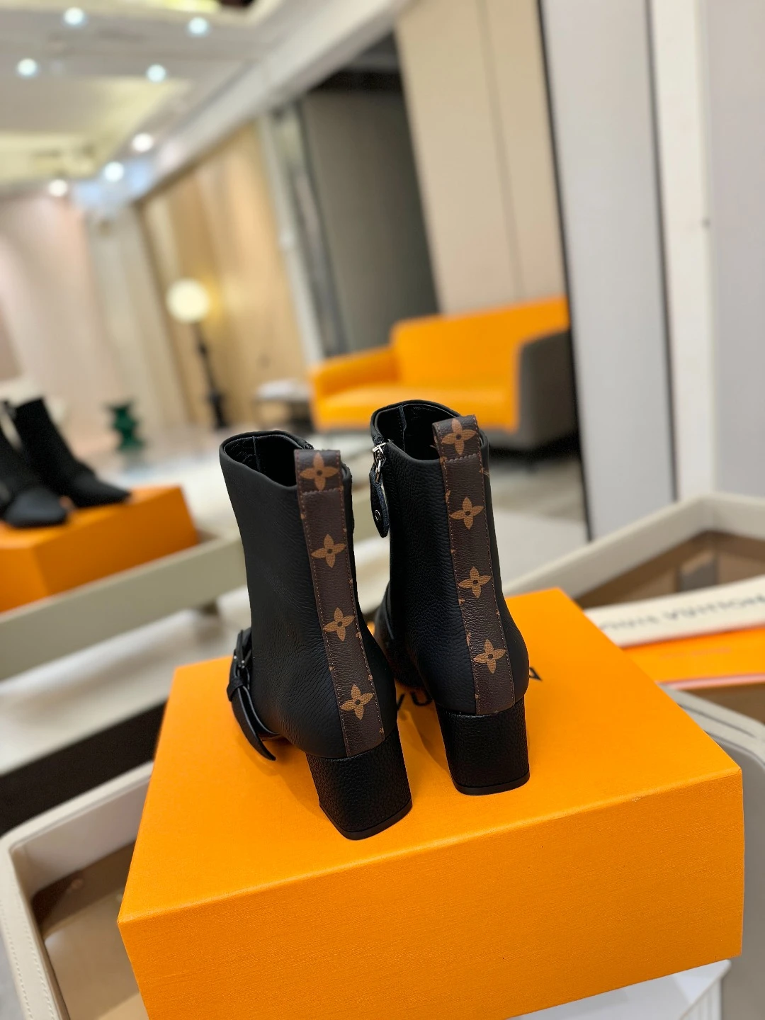 LOUIS VUITTON Женские ботильоны с острым мысом