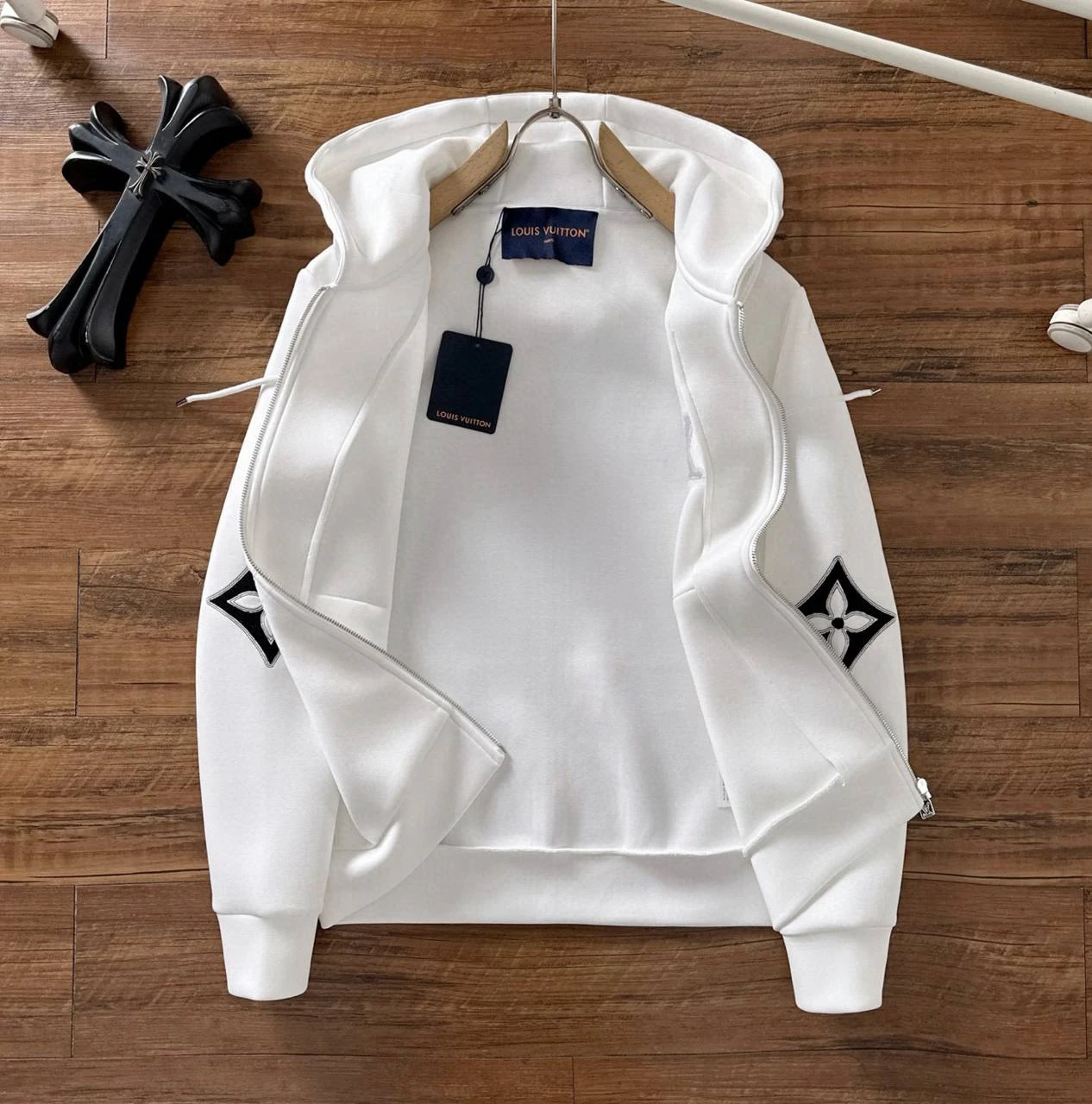 LOUIS VUITTON Мужская толстовка с вышитой аппликацией LOUIS VUITTON Мужская толстовка с вышитой аппликацией