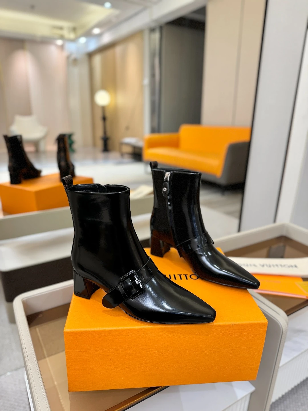 LOUIS VUITTON Женские ботильоны с острым мысом
