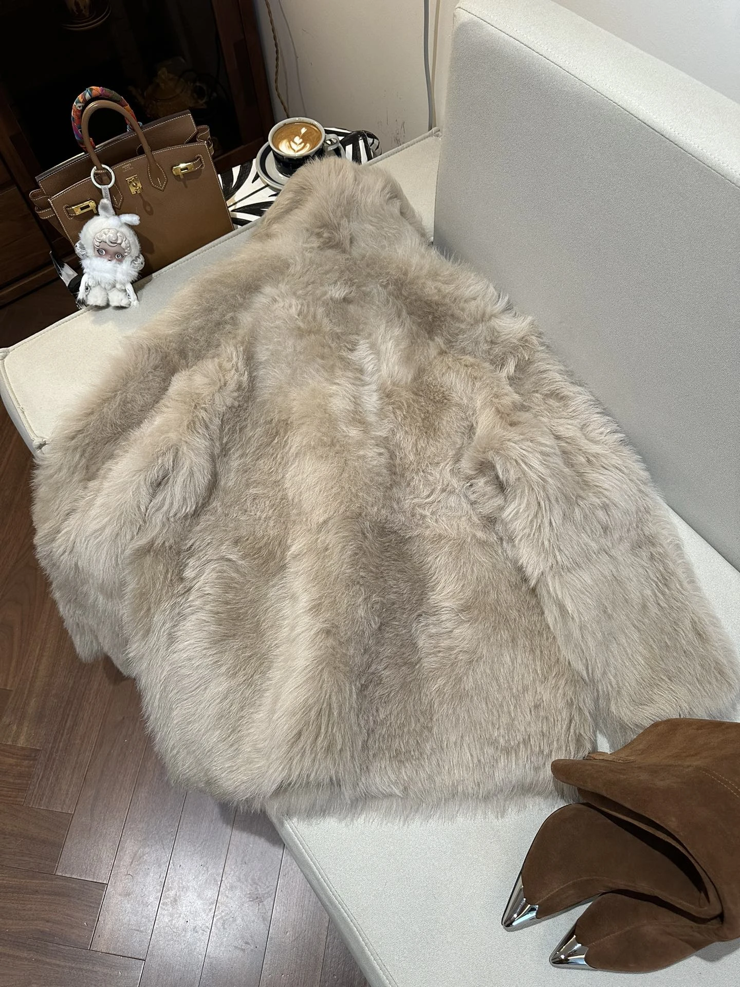 HERMES Женская шуба из овчины бежевая HERMES Женская шуба из овчины бежевая