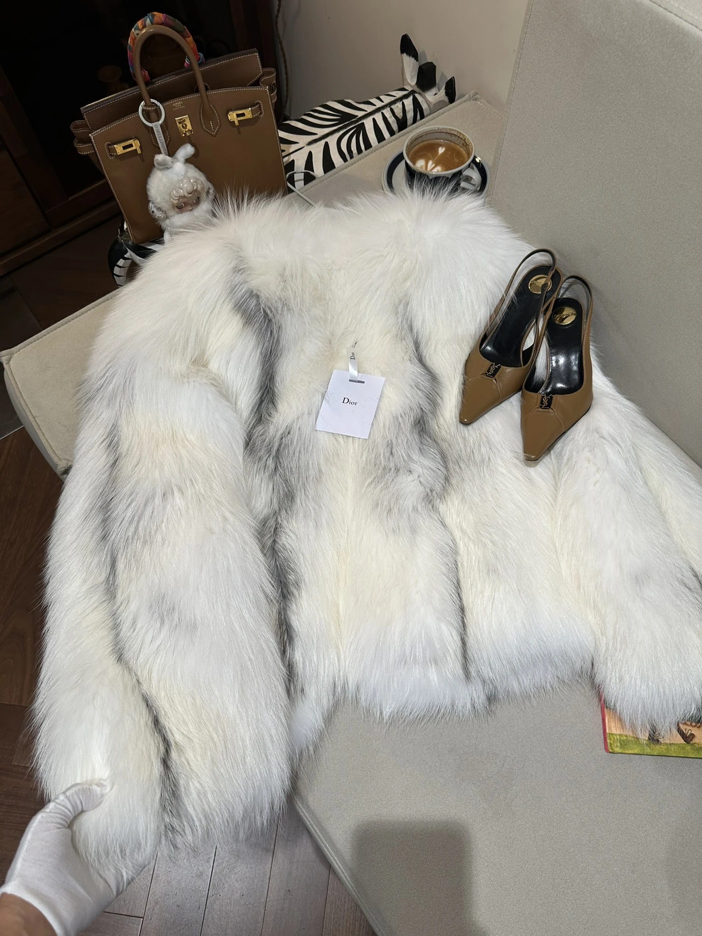 CHRISTIAN DIOR Женская шуба из меха лисы в белом оттенке CHRISTIAN DIOR Женская шуба из меха лисы в белом оттенке