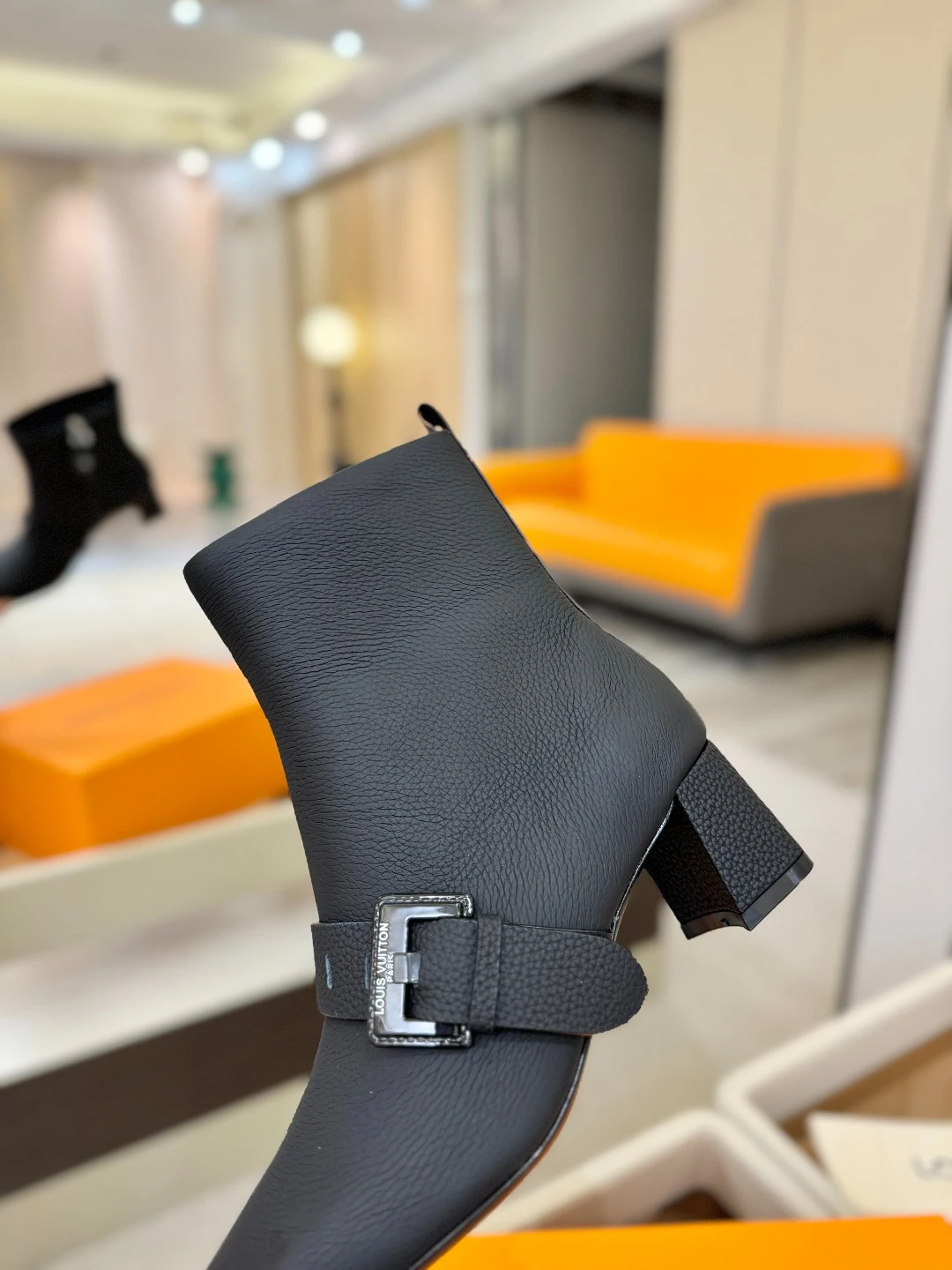 LOUIS VUITTON Женские ботильоны с острым мысом