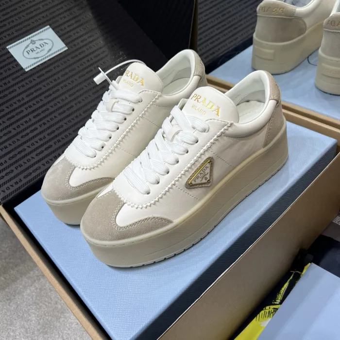 PRADA Женские кеды телячья кожа, коровья замша