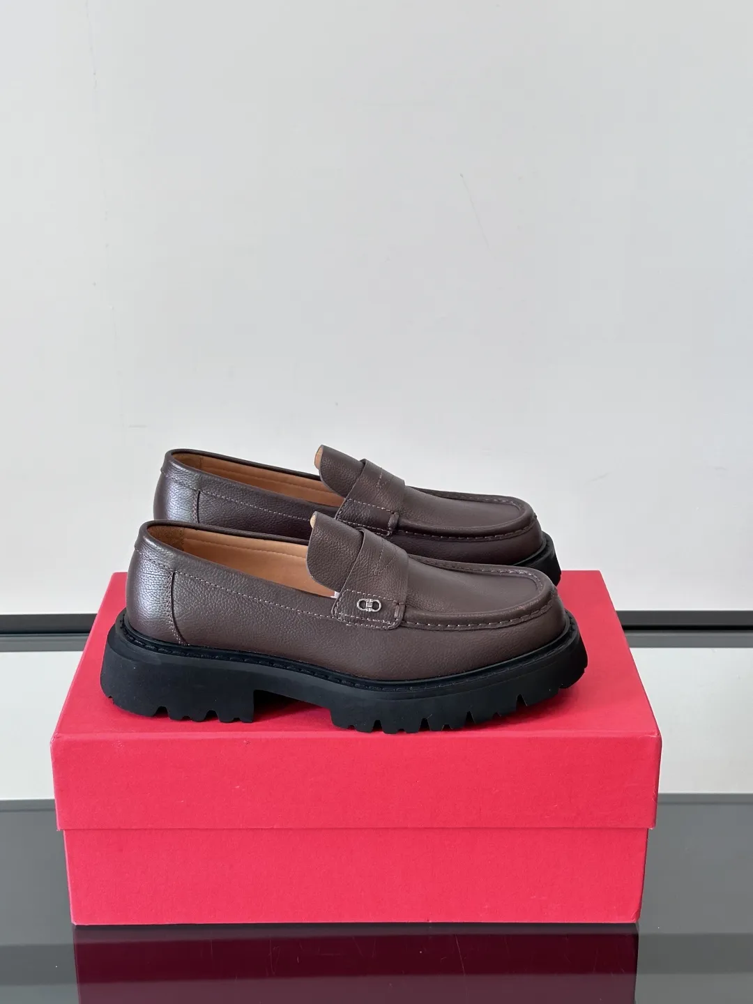 SALVATORE FERRAGAMO Мужские лоферы коровья кожа глубокий черный