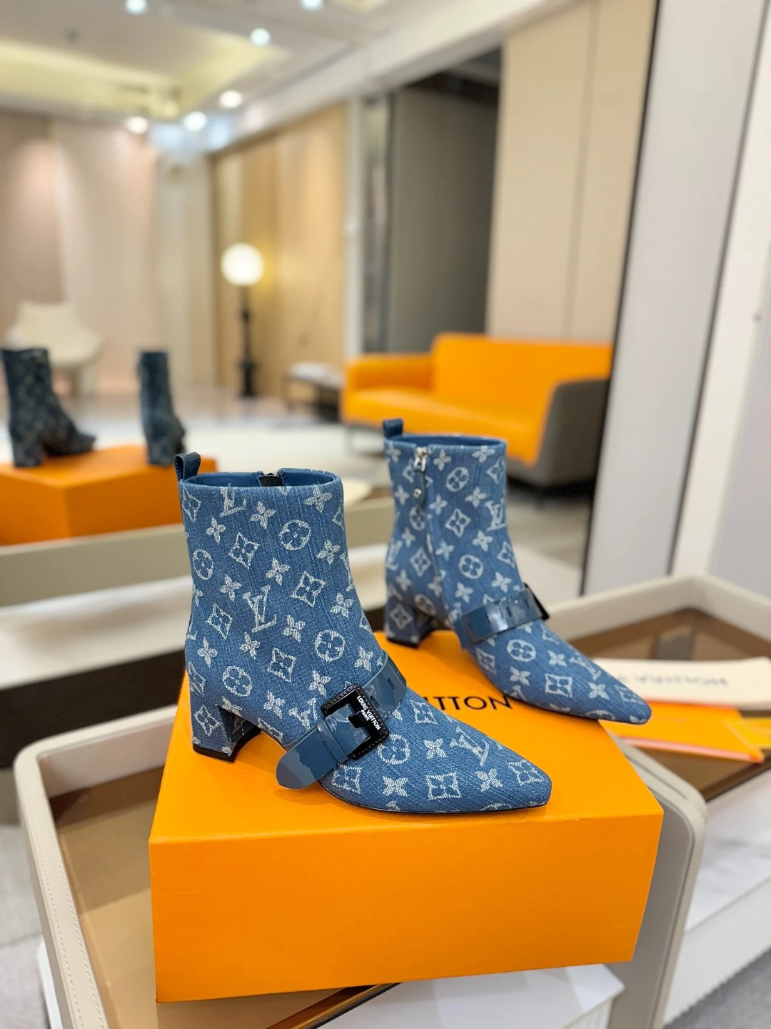 LOUIS VUITTON Женские ботильоны с острым мысом