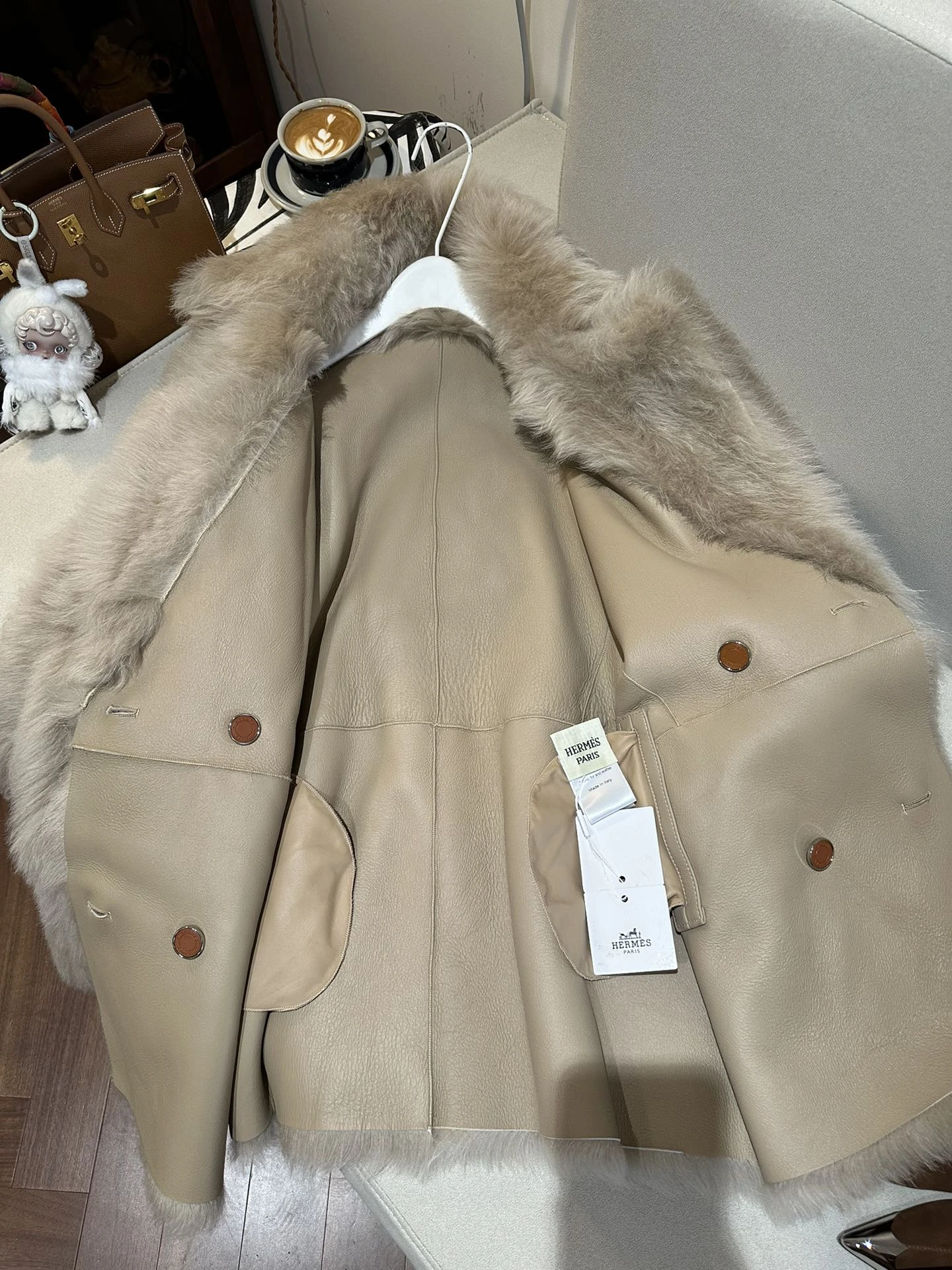 HERMES Женская шуба из овчины бежевая HERMES Женская шуба из овчины бежевая