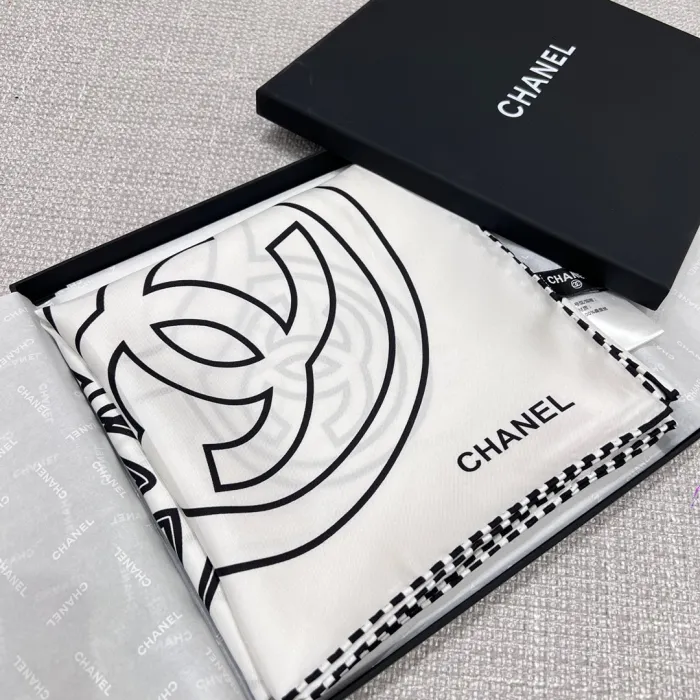 CHANEL Женский платок шёлк
