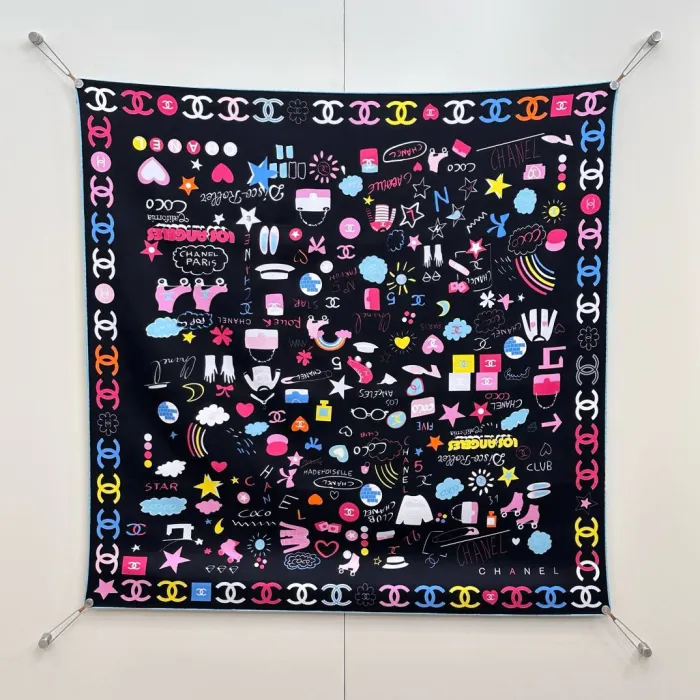 CHANEL Женский плвьок из шелка