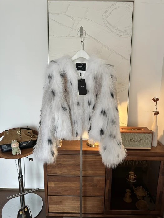 FENDI Женская шуба из меха лисы