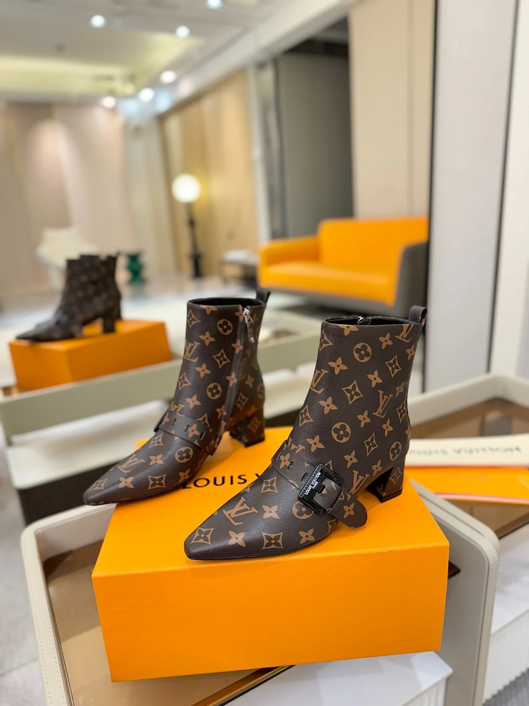 LOUIS VUITTON Женские ботильоны с острым мысом