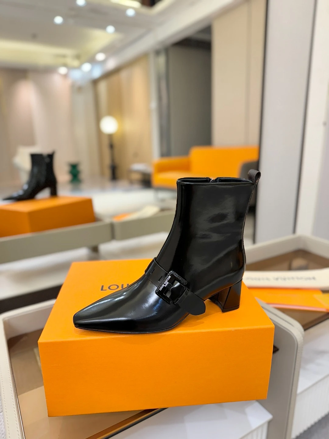 LOUIS VUITTON Женские ботильоны с острым мысом