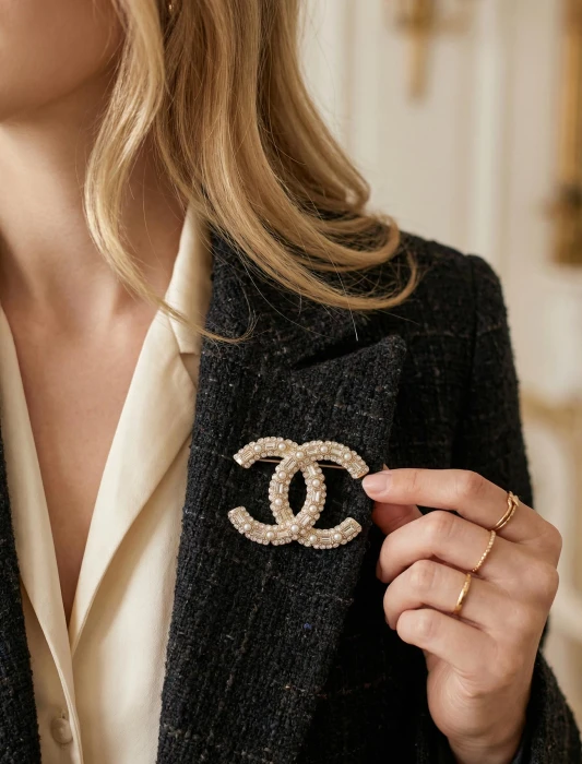 CHANEL Женская брошь с кристаллами и жемчугом