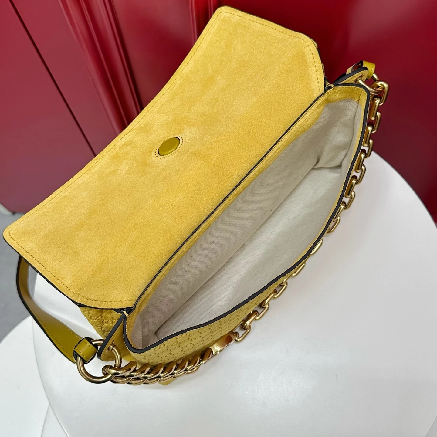 GUCCI Женская сумка Medium shoulder bag with chain