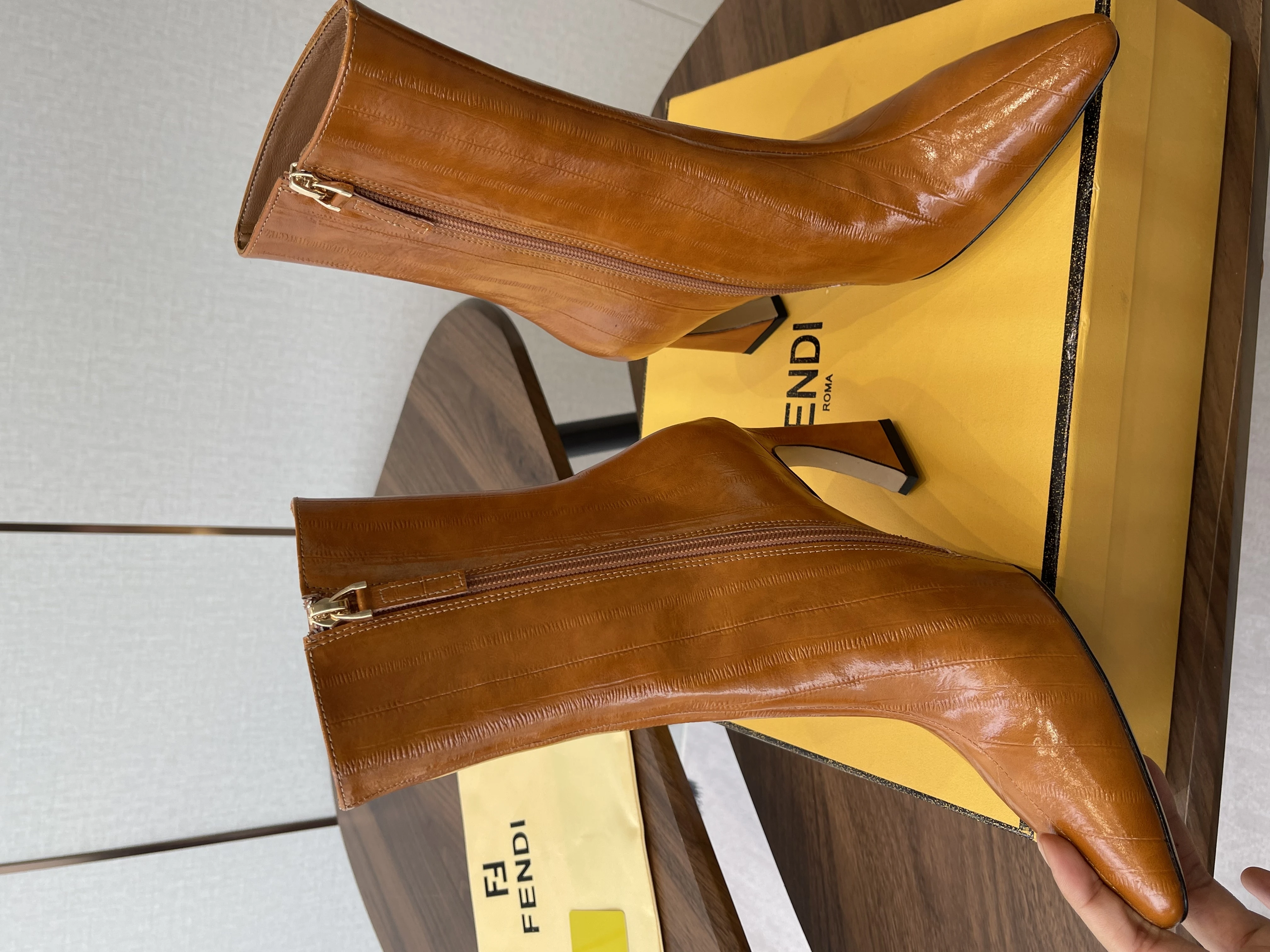 FENDI Женские ботильоны из коровьей кожи 