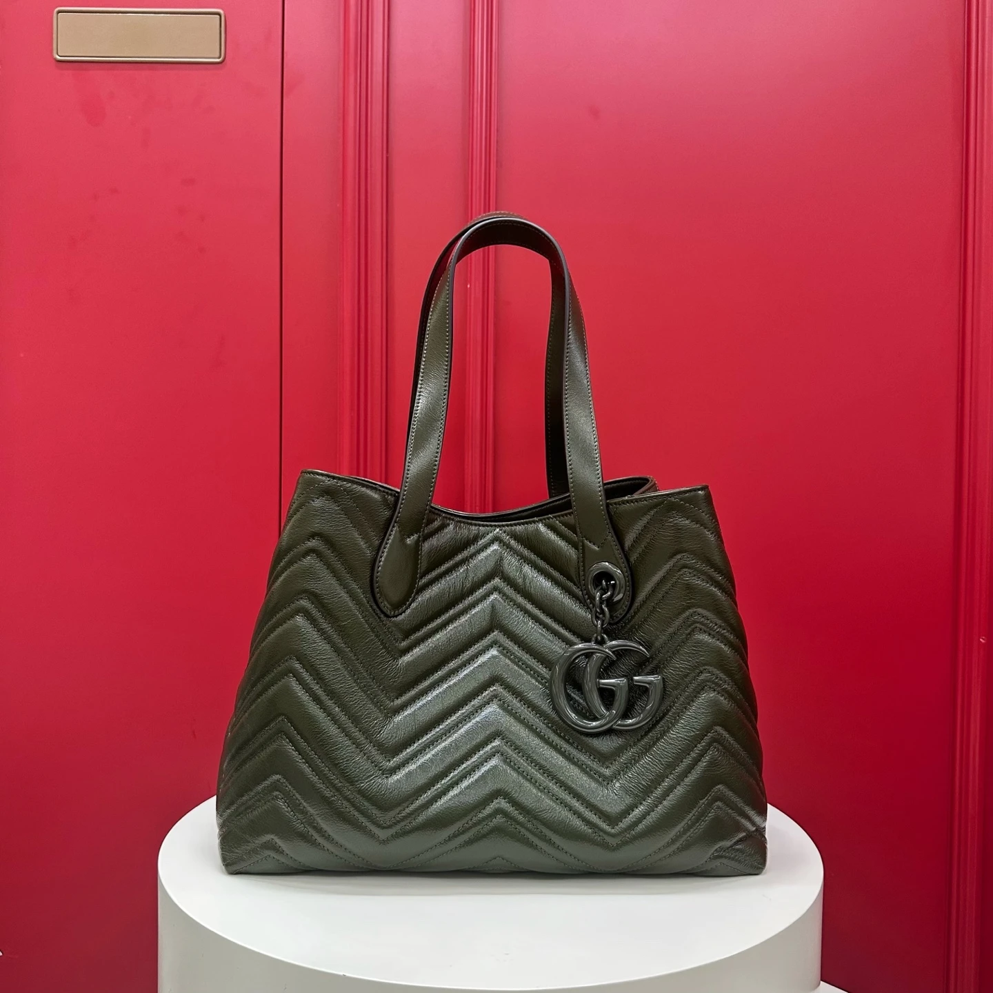 GUCCI Женская сумка GG Marmont medium tote bag