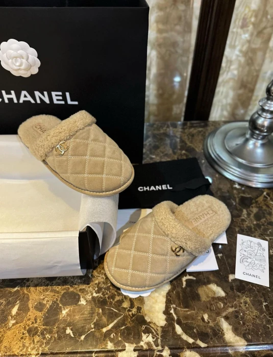 CHANEL Женские тапки из замши и шерсти