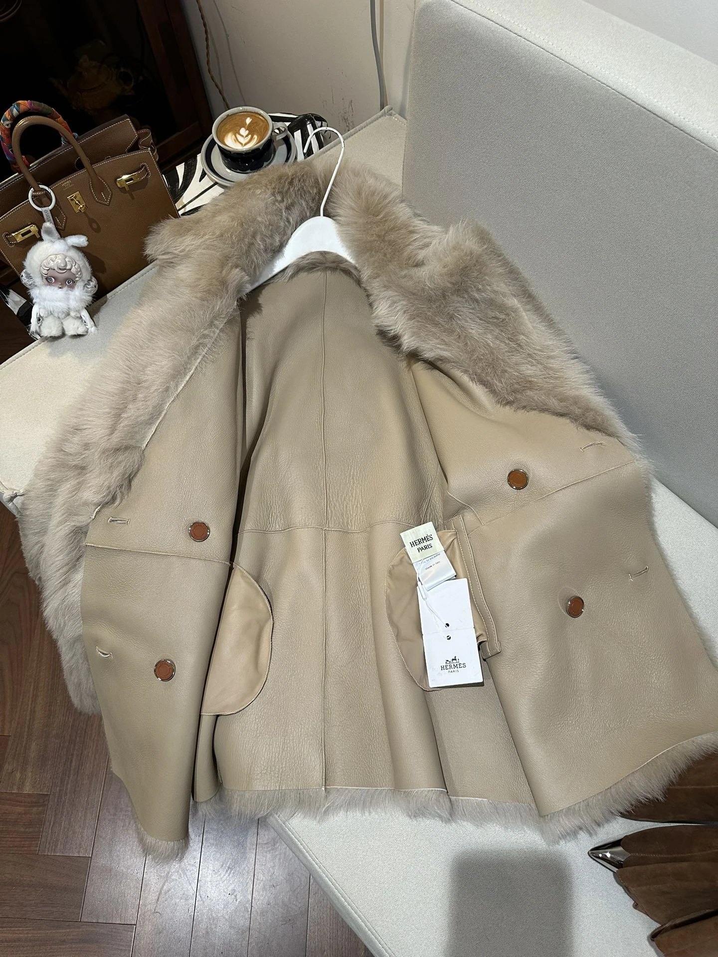 HERMES Женская шуба из овчины бежевая HERMES Женская шуба из овчины бежевая