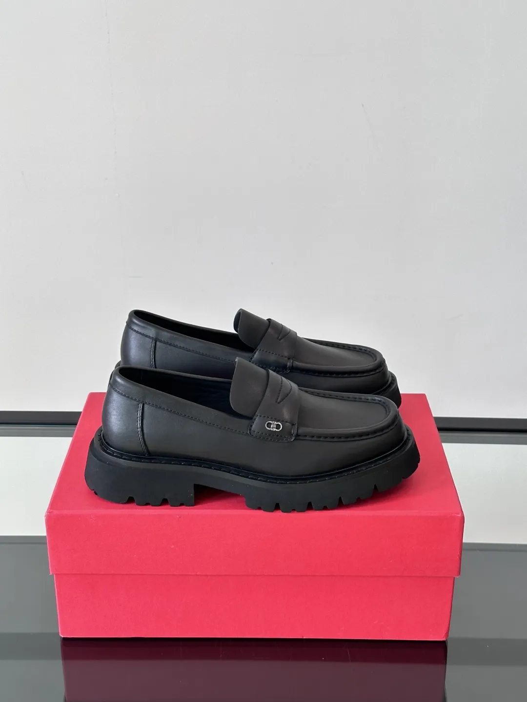 SALVATORE FERRAGAMO Мужские лоферы коровья кожа глубокий черный