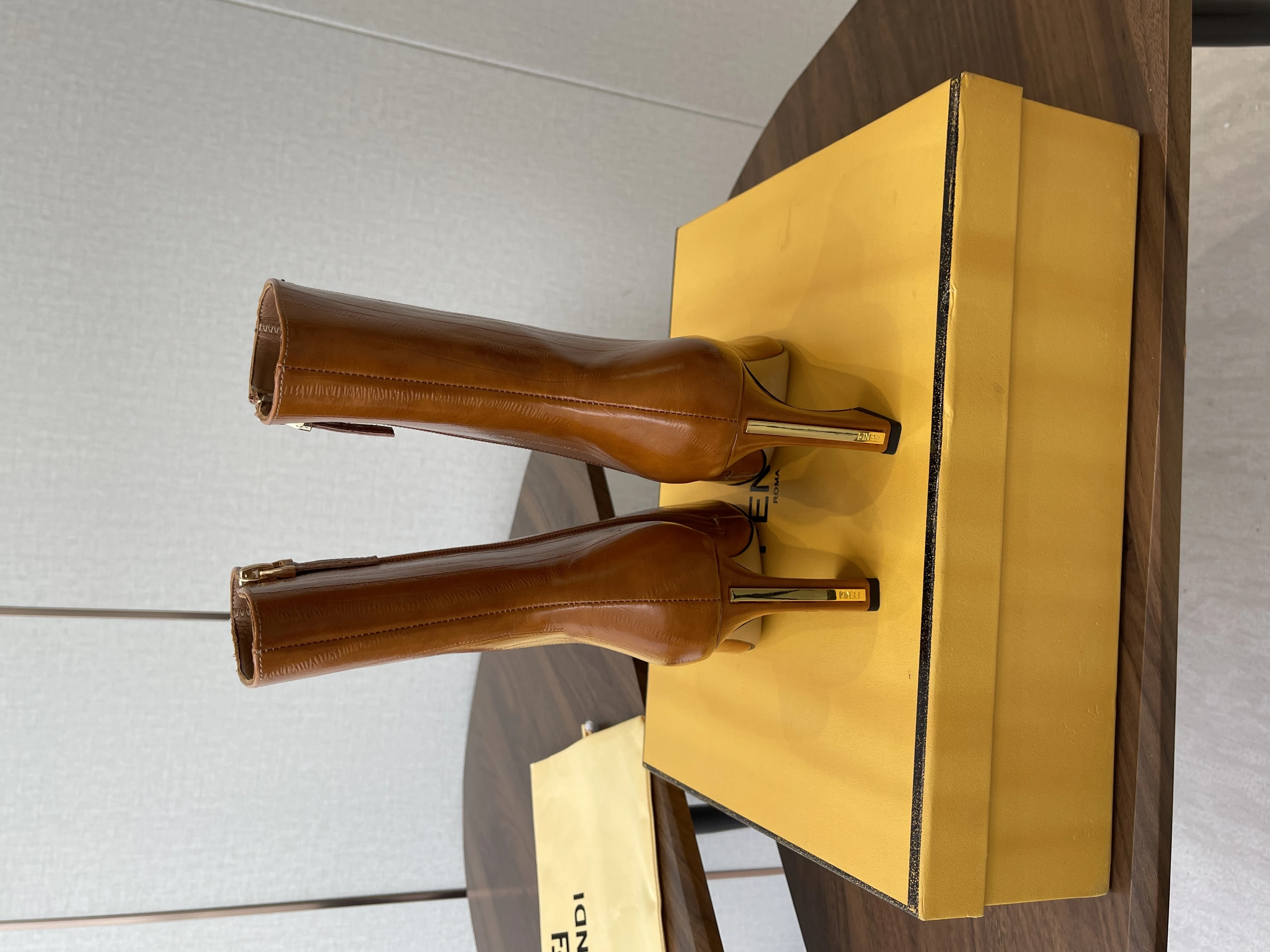 FENDI Женские ботильоны из коровьей кожи 