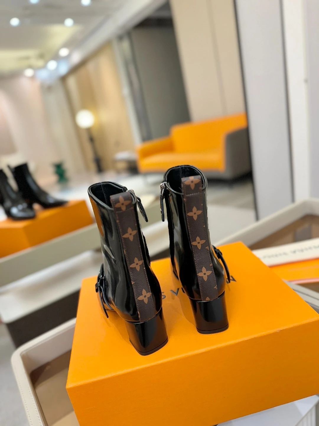 LOUIS VUITTON Женские ботильоны с острым мысом