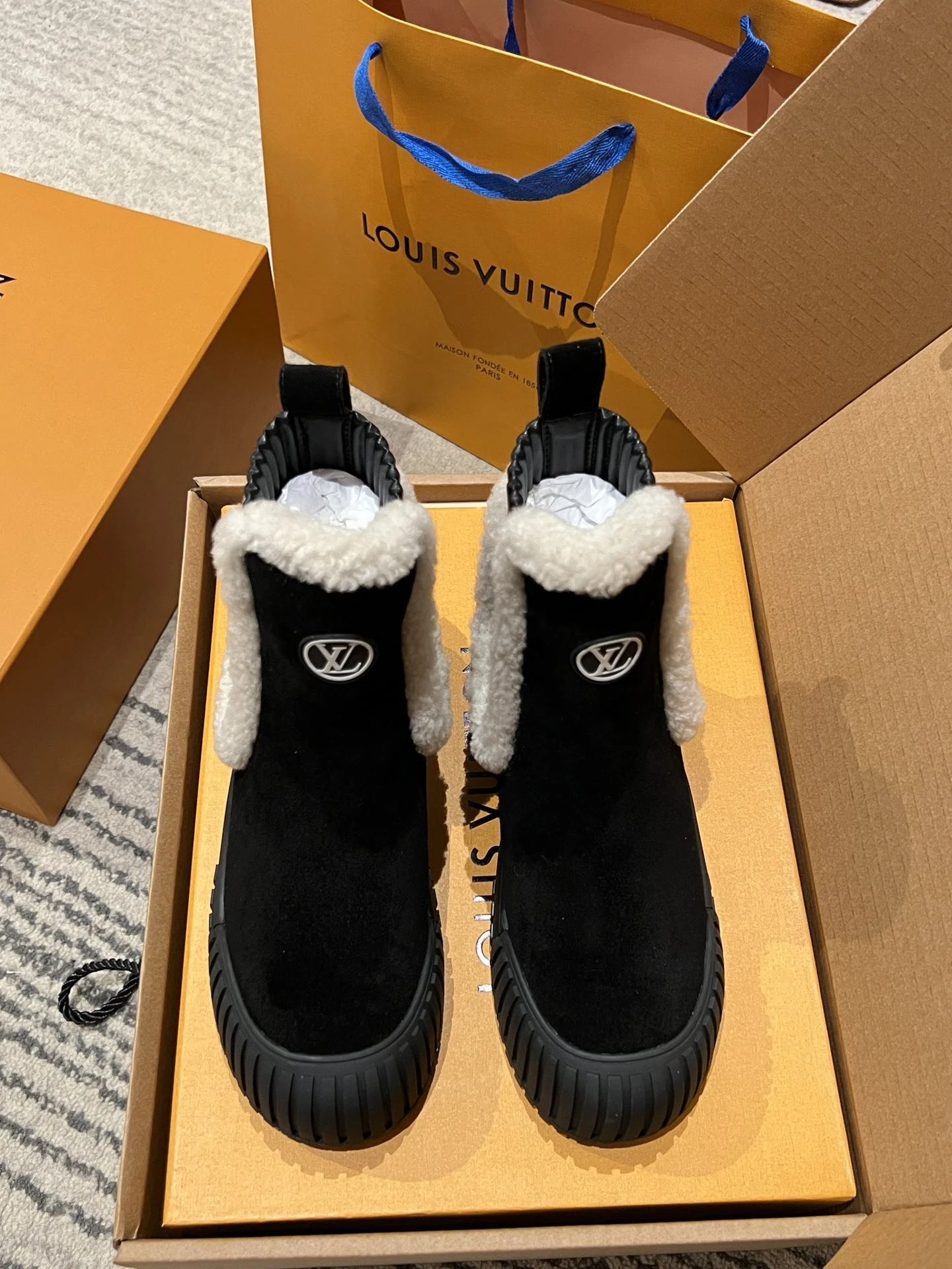 LOUIS VUITTON Женские чёрные ботинки с мехом