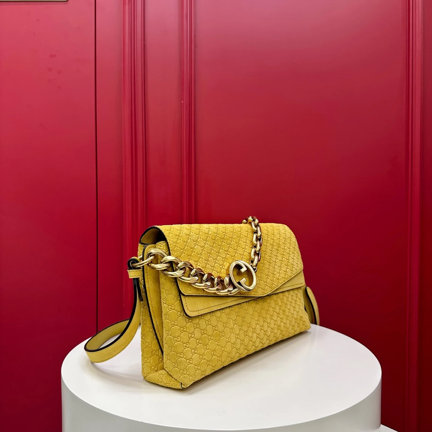 GUCCI Женская сумка Medium shoulder bag with chain