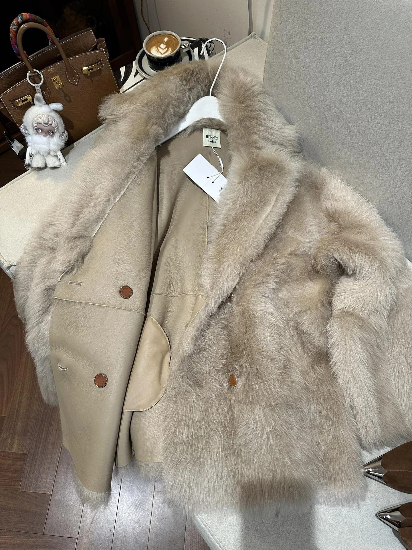 HERMES Женская шуба из овчины бежевая HERMES Женская шуба из овчины бежевая