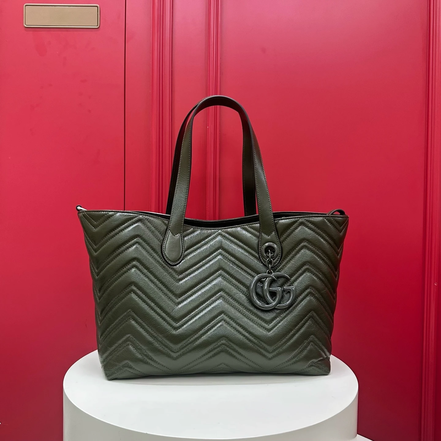 GUCCI Женская сумка GG Marmont medium tote bag