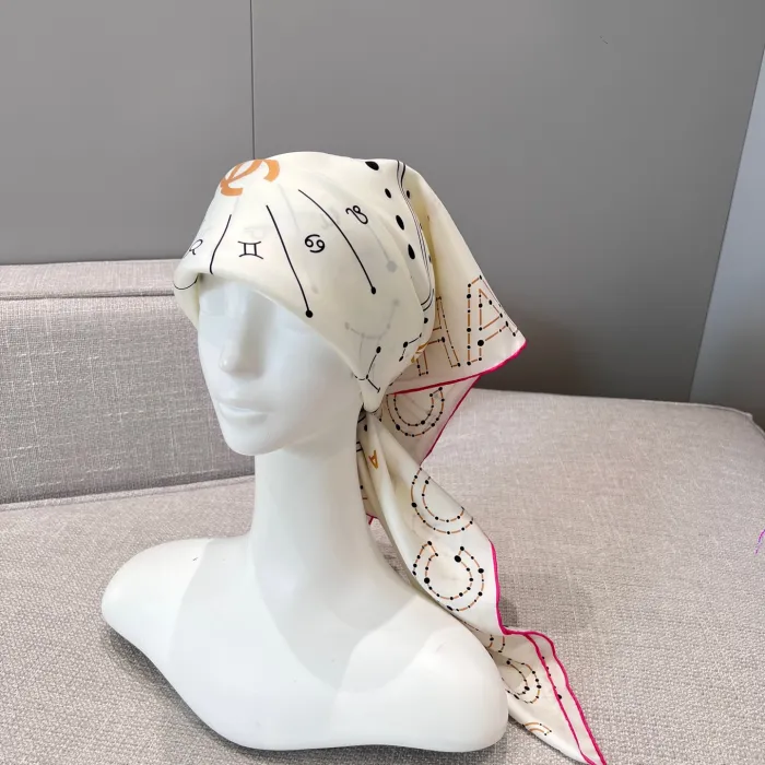 CHANEL Женский платок шёлк