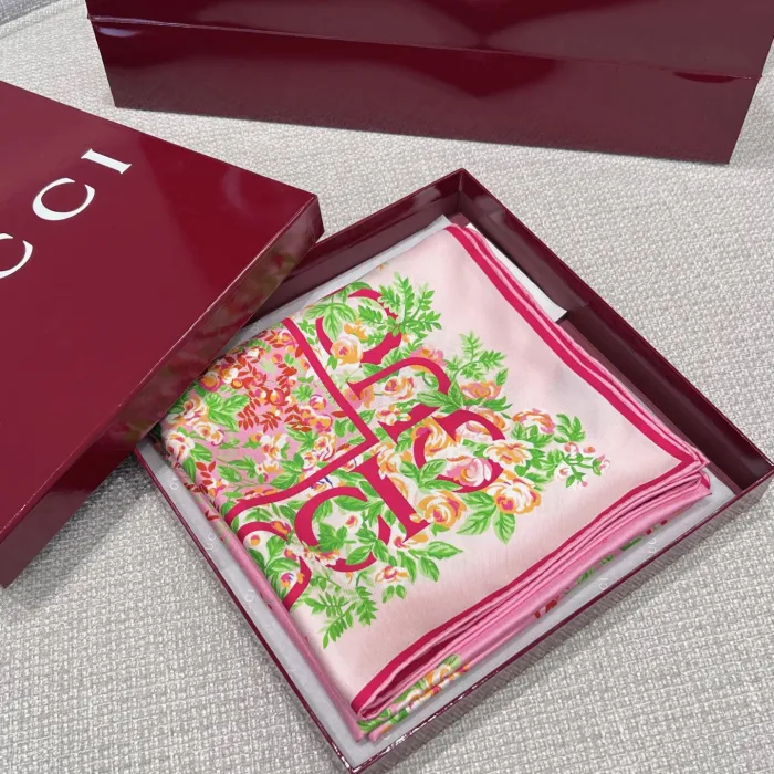GUCCI Женский платок шёлк