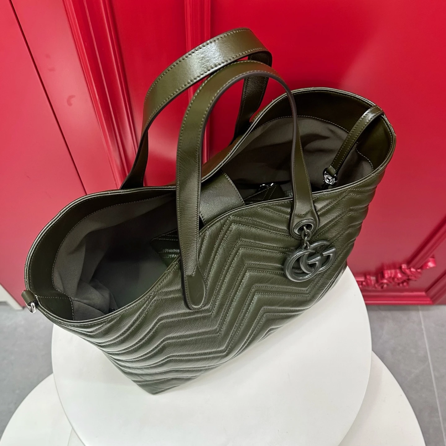 GUCCI Женская сумка GG Marmont medium tote bag