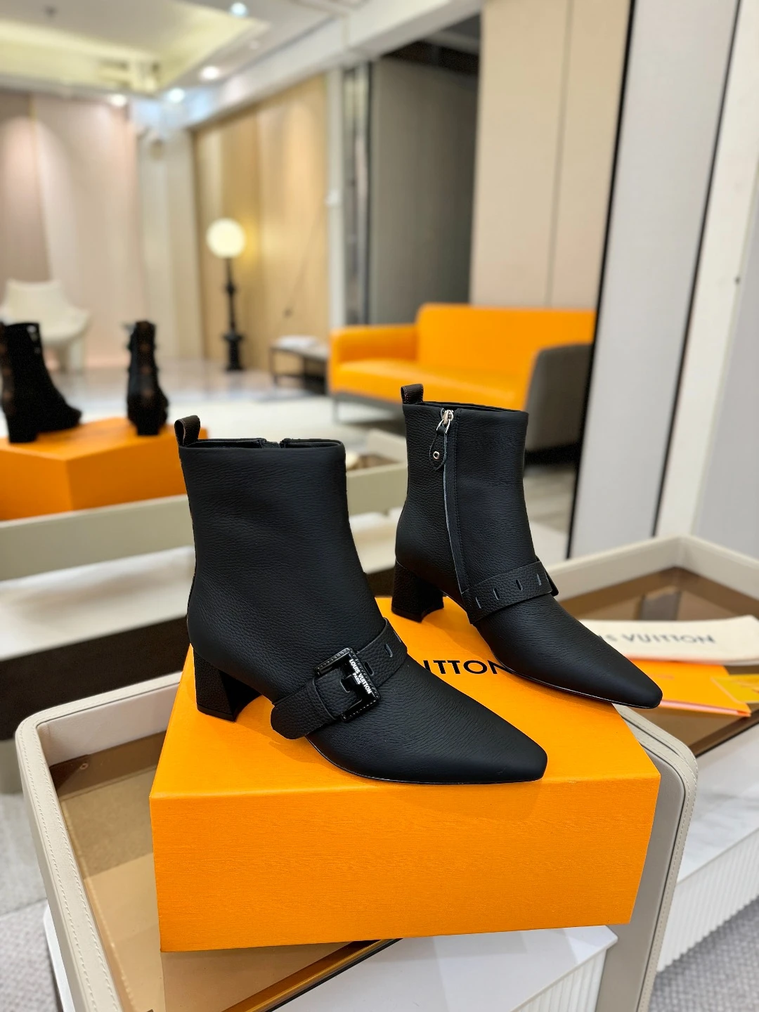 LOUIS VUITTON Женские ботильоны с острым мысом